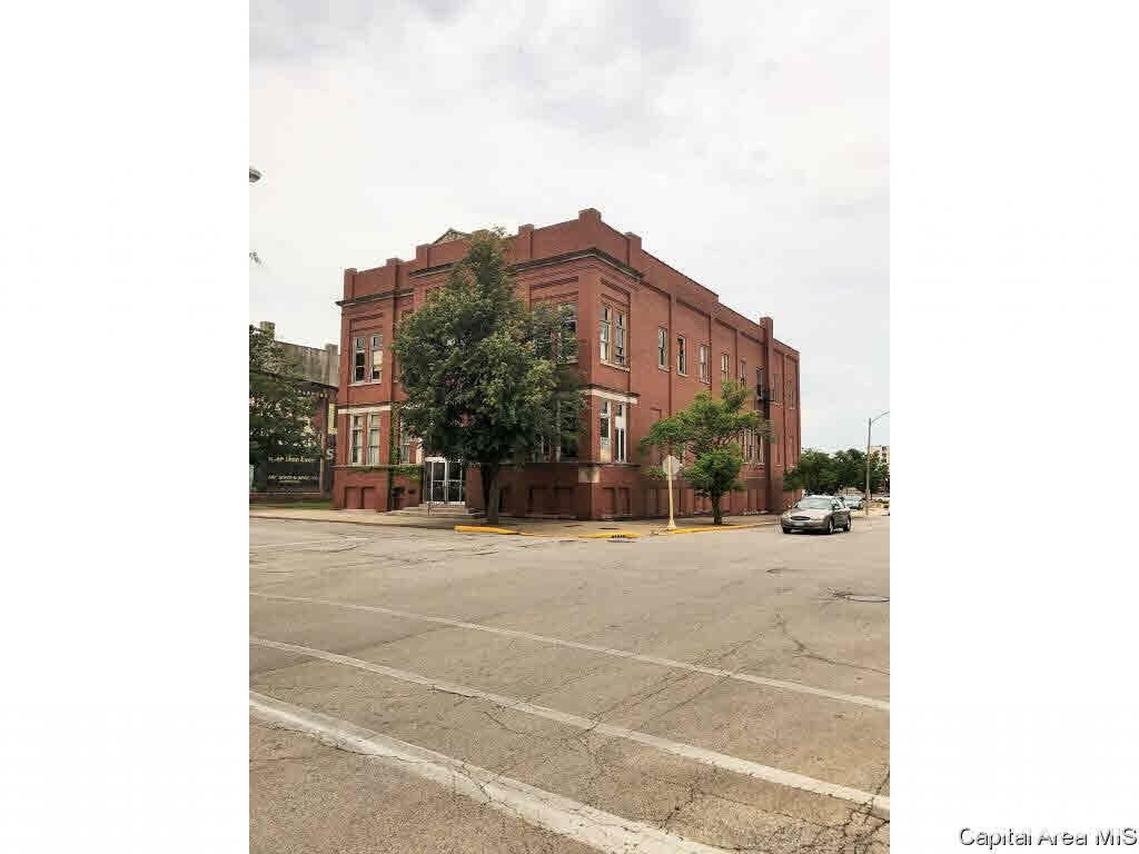 88 N Prairie St, Galesburg, IL 61401